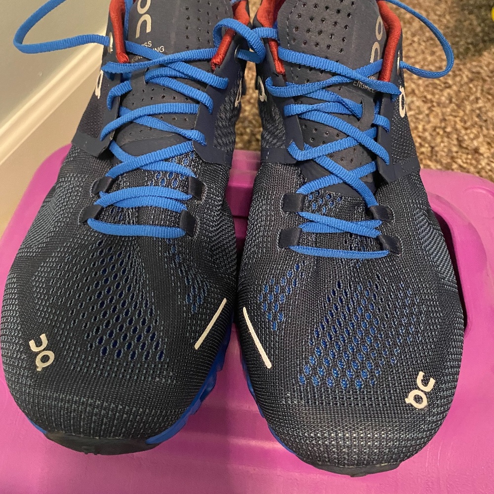 On Cloud Running blue